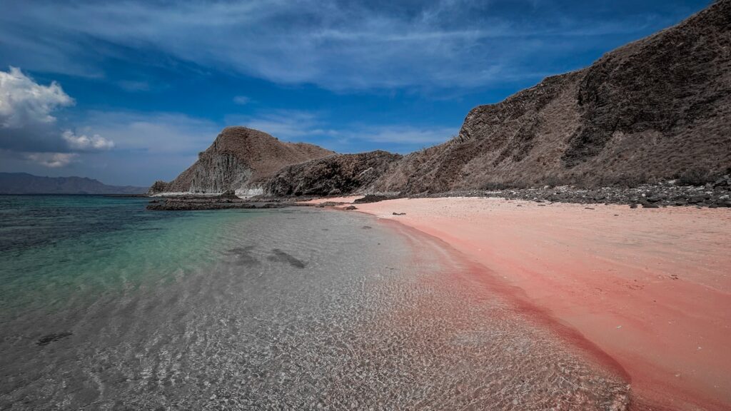 Yacht Labuan Bajo: Komodo Luxury Yacht Charters by Komodo Luxury