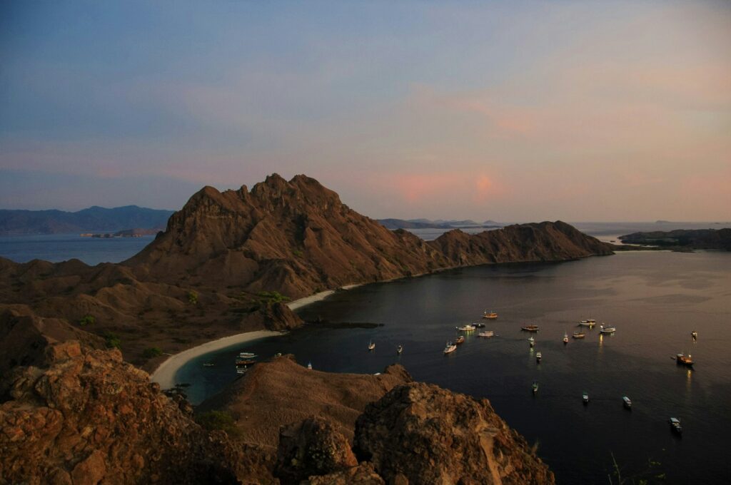 Yacht Charter vs Liveaboard in Komodo